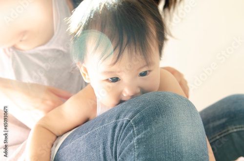 膝に乗せられている赤ちゃんとお母さん photo