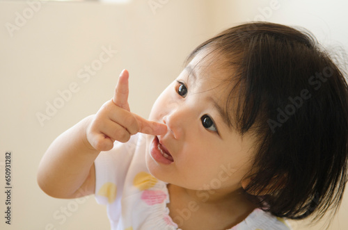 指をさしている女の子 photo