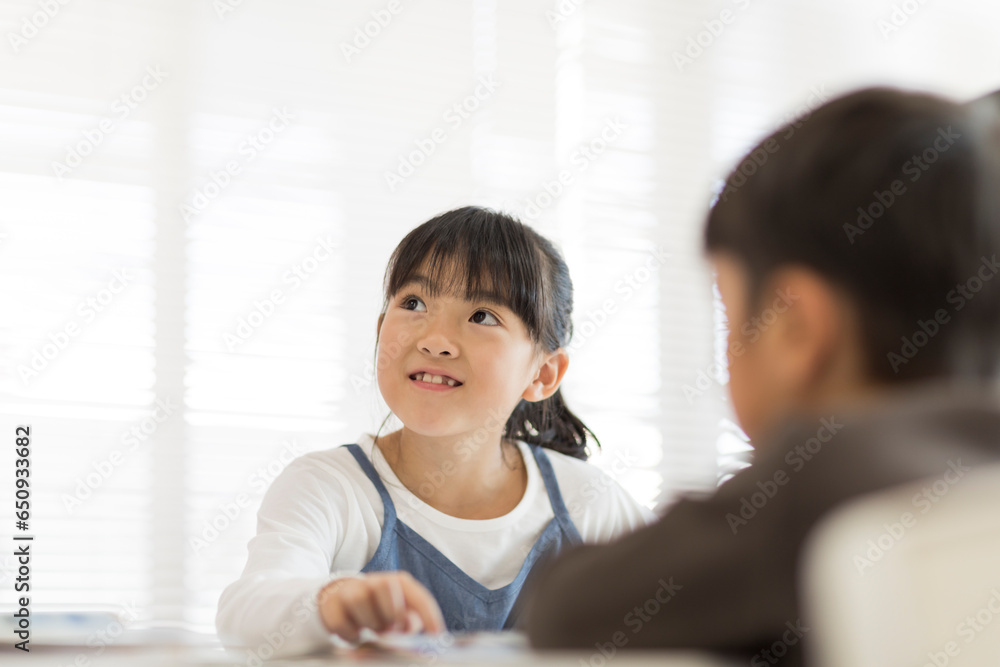 教室で授業を受ける女の子 教室で授業を受ける女の子