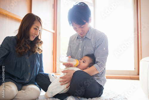 子供の世話をする夫婦 photo