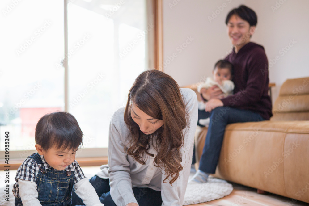 リビングでくつろぐ家族 リビングでくつろぐ家族