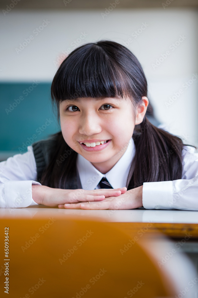 机にもたれる女子中学生 机にもたれる女子中学生