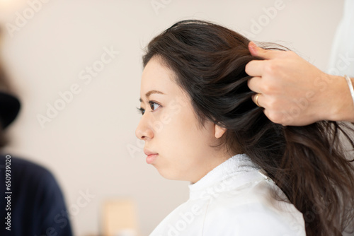 Wallpaper Mural 美容師にヘアセットをしてもらう女性 Torontodigital.ca