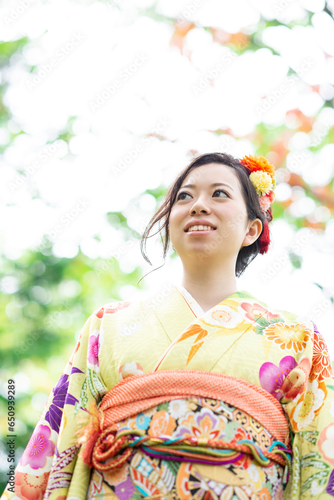 森林の中で微笑む着物姿の女性 森林の中で微笑む着物姿の女性