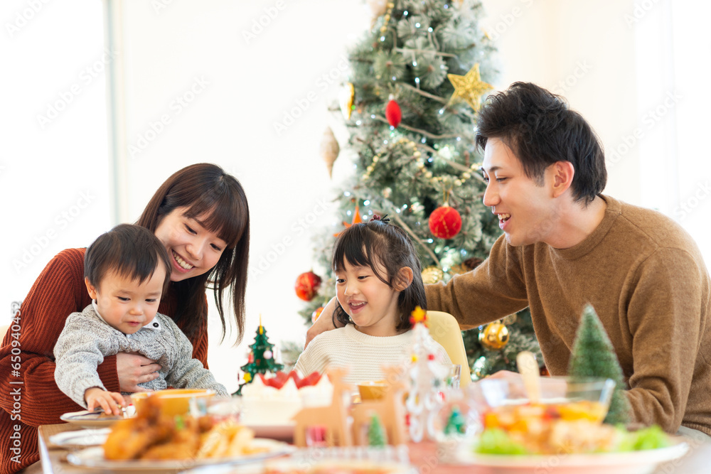 クリスマスパーティーをする家族 クリスマスパーティーをする家族