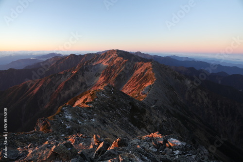 朝焼けの南アルプスの北岳から間ノ岳へ続く稜線 © Taka Mountain