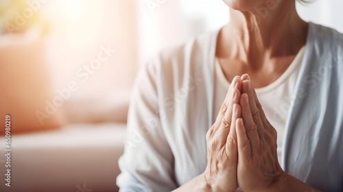 Foto close up of a middle-aged woman's hands together, praying devout