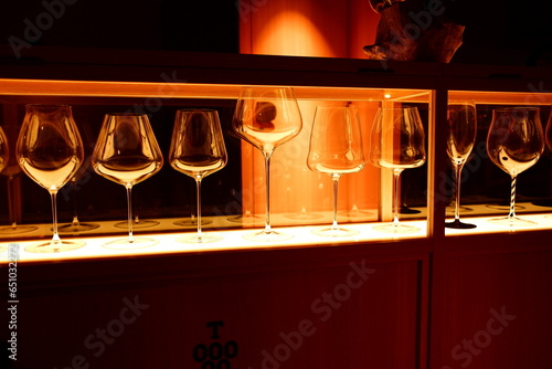 福岡西中洲のワイングラスとバー