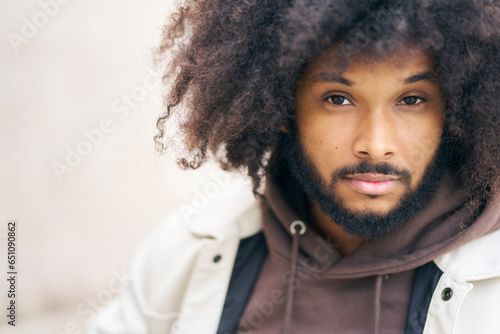 Fotografia portrait of a young afro man looking at the camera with a defiant gesture, with