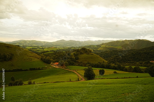 valle frances verde, con montañas al fondo y caminos verdes.