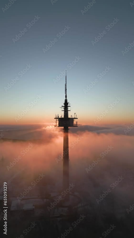 Drohnenaufname n Funkturm im Nebel 03 vertikal Drohnenaufname n Funkturm im Nebel 03 vertikal