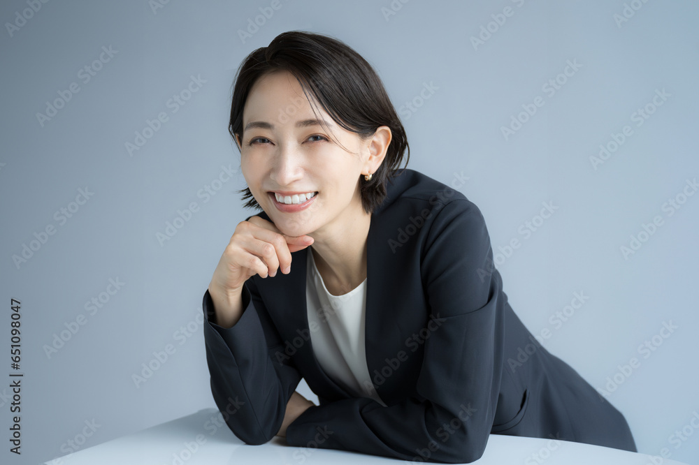 頬杖をつくカメラ目線のビジネスウーマン 紹介やお勧めのビジネスイメージ 労務や人事などのイメージにも 頬杖をつくカメラ目線のビジネスウーマン 紹介やお勧めのビジネスイメージ 労務や人事などのイメージにも