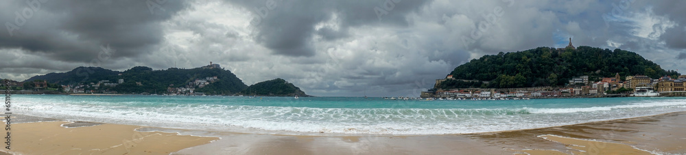 Obraz premium La playa de la concha en un día de temporal de invierno, San Sebastián