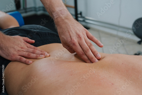 plecy, ciało, ręka, masaż, gabinet masażu, fizjoterapia, zdrowie, masaż pleców,  © Agnieszka
