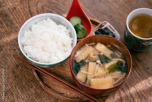 ごはんと油揚げとえのきとわかめのお味噌汁のシンプルな和朝食