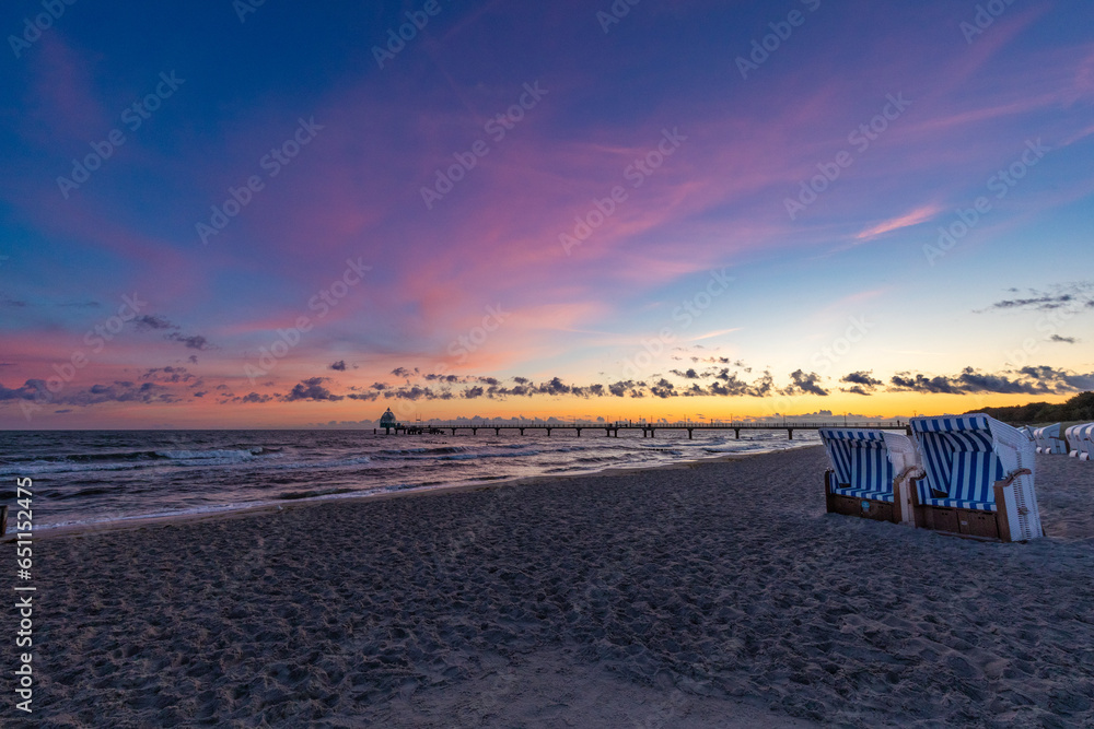 Zum Sonnenaufgang am Strand in Zingst an der Ostsee. Zum Sonnenaufgang am Strand in Zingst an der Ostsee.