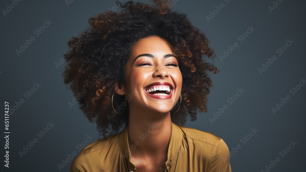 Beautiful african american girl with an afro hairstyle smiling. Smiling beautiful afro girl.  - obrazy, fototapety, plakaty 