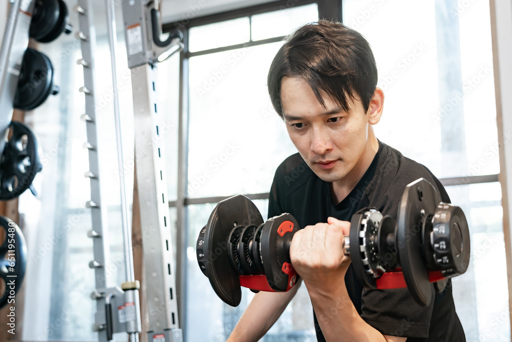 ダンベルで鍛える日本人男性
ダンベルで鍛える日本人男性