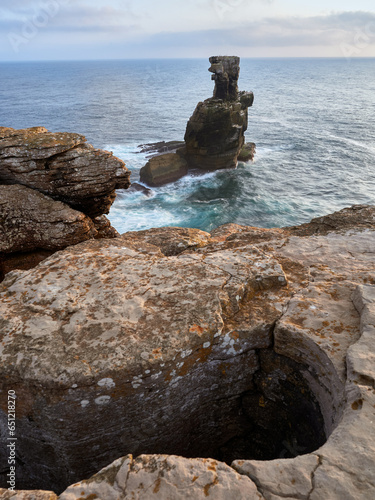 Wellen brechen an einer Felsnadel in der Nähe von Peniche, Leiria, Portugal