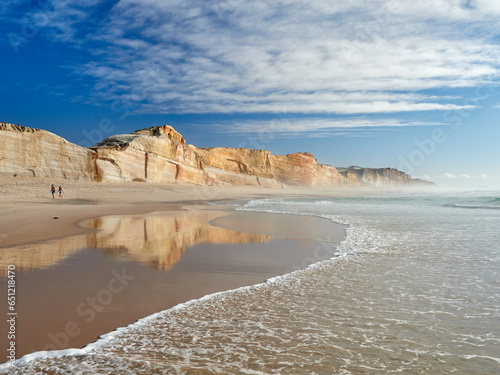Klippen, Strand und Meer an der Küste von Leiria, Portugal