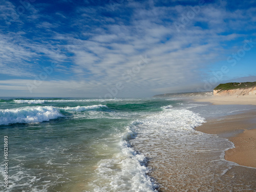 Klippen, Strand und Meer an der Küste von Leiria, Portugal