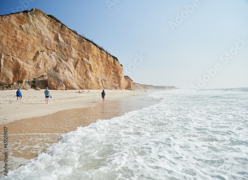 Menschen vor Klippen am Strand in Leiria, Portugal