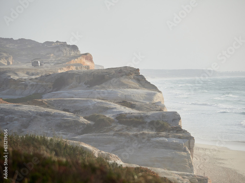 Ein Wohnmobil steht auf den Klippen am 
Meer an der Küste von Leiria, Portugal