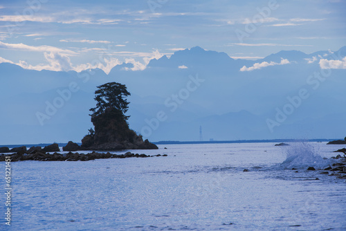 雨晴海岸の夜明け・女岩と剣岳 photo