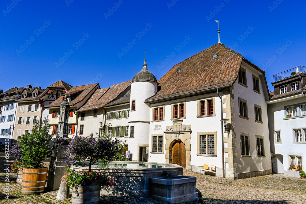 Obraz premium Brugg, Altstadt, Hofstatt, Hofstattbrunnen, Altstadtplatz, Altstadthäuser, Stadtmuseum, Aare, Fluss, Aargau, Sommer, Schweiz