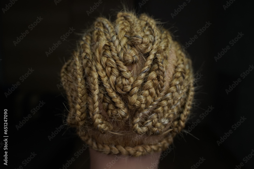 he master demonstrates to his students how to weave an African braid with Kanekalon on a mannequin, afro-locks on a frame, frame hairstyles, afro-curls, a base for hair extensions he master demonstrates to his students how to weave an African braid with Kanekalon on a mannequin, afro-locks on a frame, frame hairstyles, afro-curls, a base for hair extensions