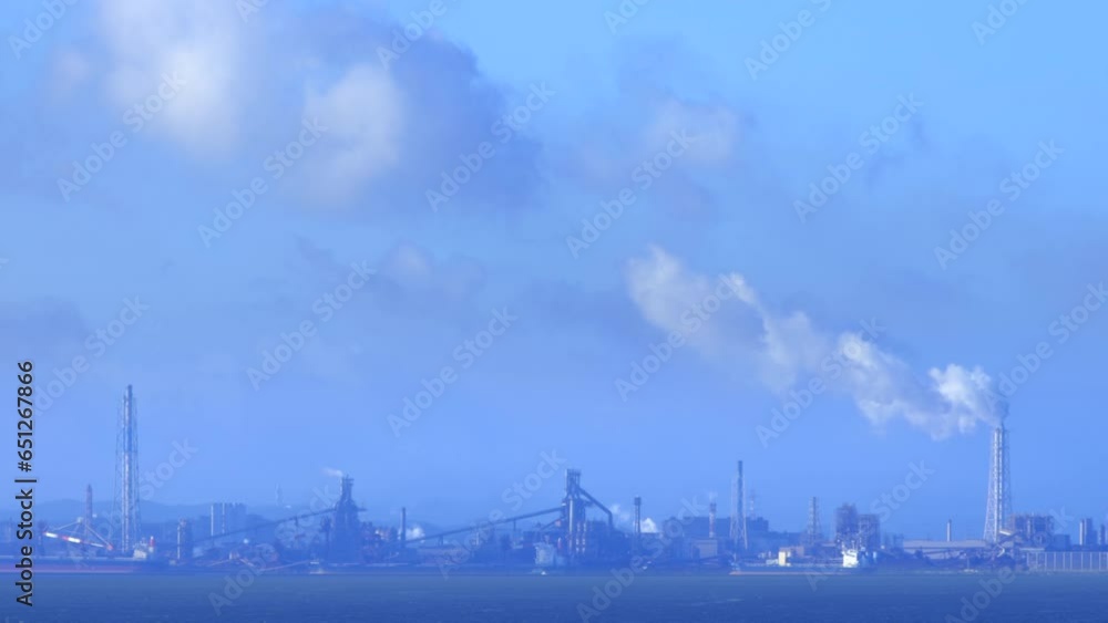 晴れた日の綺麗な海と木更津の工場地帯