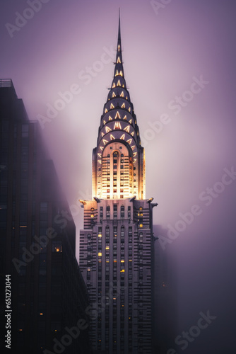 le gratte-ciel du Chrysler Building à New York City dans la brume