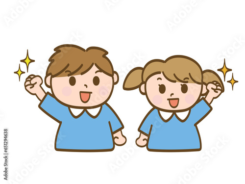 エイエイオーとやる気満々の男の子と女の子_保育園児の兄妹