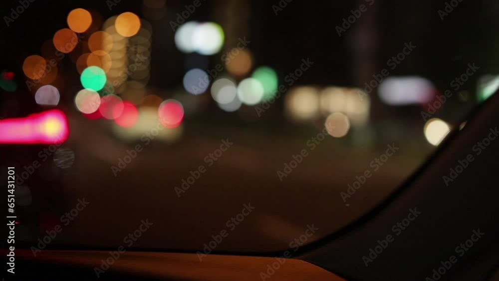 駐車中の車の車窓から見た夜の都市の夜景の風景 駐車中の車の車窓から見た夜の都市の夜景の風景