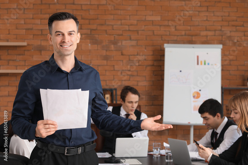 Male business consultant wi...