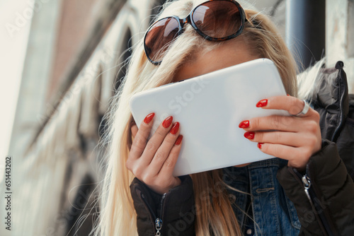 Tableau sur toile Unprepared tourist navigates Europe with digital help
