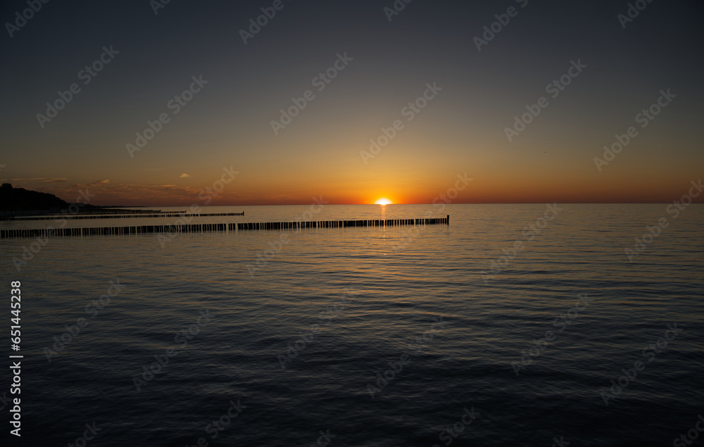 Piękna panorama zachodzącego słońca nad Morzem Bałtyckim