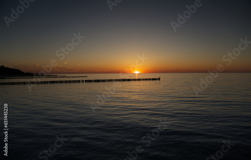 Pi  kna panorama zachodz  cego s  o  ca nad Morzem Ba  tyckim