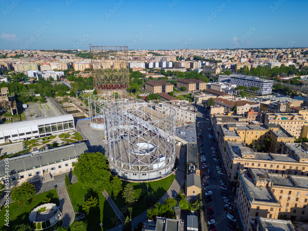 Vista aerea del gazometro a Roma. Il fiume Teveree il ponte di ferro