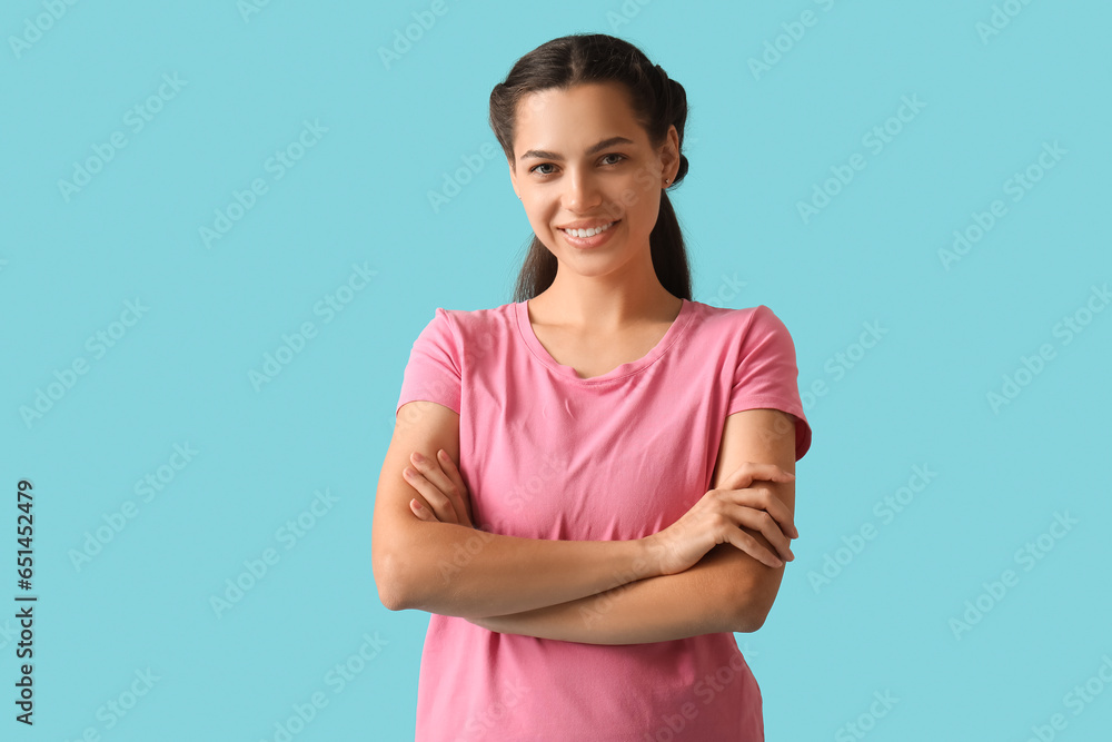 Obraz premium Young brunette woman on blue background