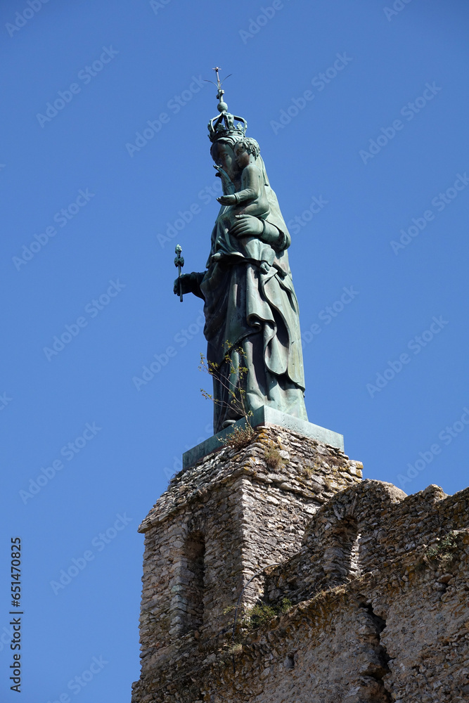 Donjon in Montbazon mit Statue