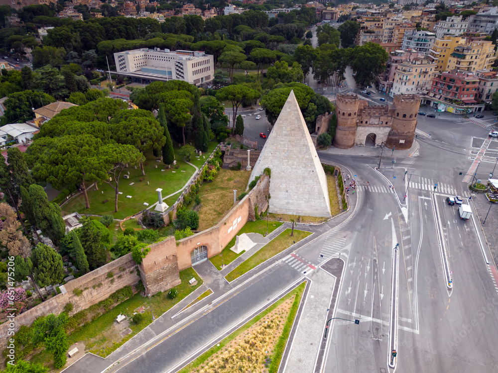 Vista aerea della piramide cestia a Roma. Unica piramide Egizia in Europa.Fatta da Caio Cestio
