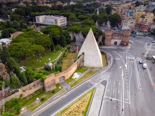 Obraz na płótnie Vista aerea della piramide cestia a Roma. Unica piramide Egizia in Europa.Fatta da Caio Cestio w salonie