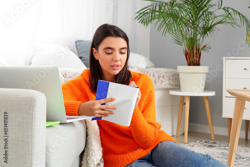 Young woman learning Englis...