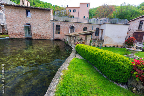Rasiglia il borgo in provincia di Perugia immerso nell'acqua. La piccola Venezia Umbra