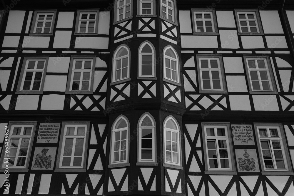 Gebäude in der Altstadt in Fulda in schwarz-weiß