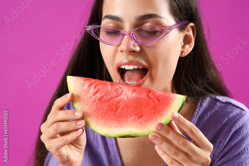 Beautiful young woman eatin...