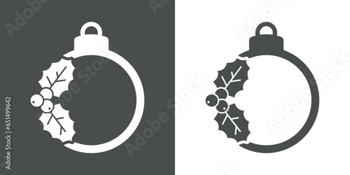 Tiempo de Navidad. Logo con silueta de bola de navidad con hojas de acebo para su uso en invitaciones y felicitaciones