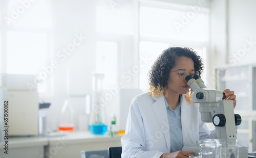 Leinwand Poster Black female scientist doing research in the laboratory.
