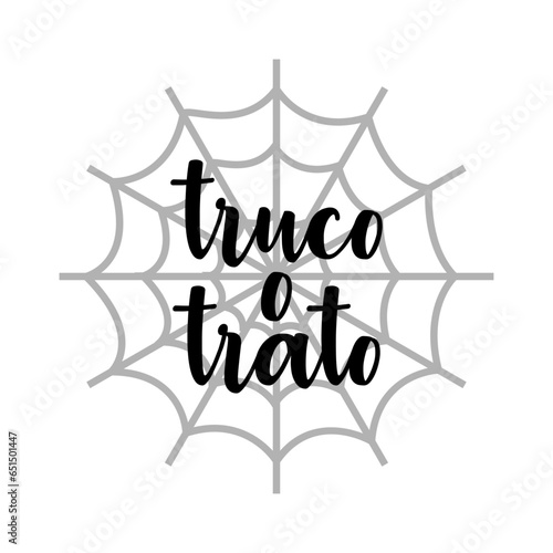 Logo con texto manuscrito truco o trato en español en silueta de tela de araña para su uso en invitaciones y tarjetas de Halloween